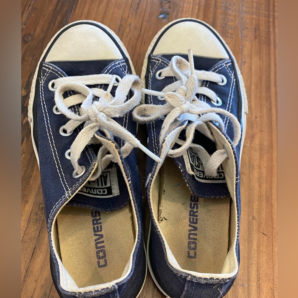 Boys size 1 converse low top navy